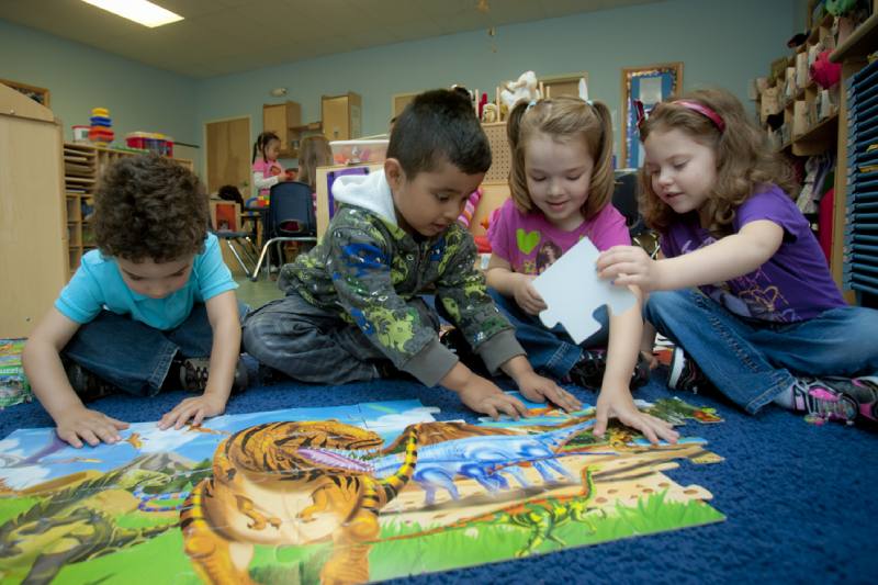 Learning Paths Academy, Junior Kindergarten Program, Little kids working together to build a puzzle